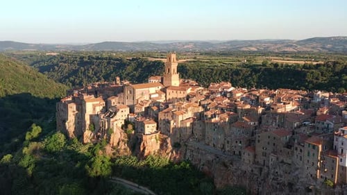 Luftaufnahme der Architektur von Pitigliano, Italien.