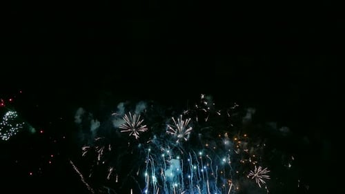 Buntes Feuerwerk bei Nacht auf Himmelshintergrund