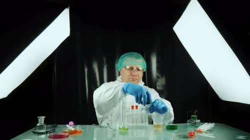 Der Labortechniker führt Urintests auf Drogen und Doping durch