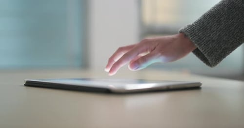 Nutzung des Tablet-Computers in der Nacht zu Hause
