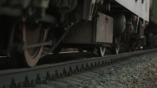 Die Räder des alten Zuges auf der Bahnstrecke fahren mit der Kamera vorbei. Nahaufnahme