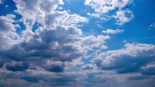Wolken am blauen Himmel bewegen sich langsam und ändern ihre Form, Zeitraffer