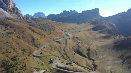 Vue aérienne de la route du col de montagne avec de beaux paysages sur fond dans le Do