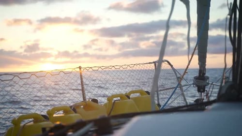 Sonnenaufgang am frühen Morgen im Meer beim Segeln mit der Yacht