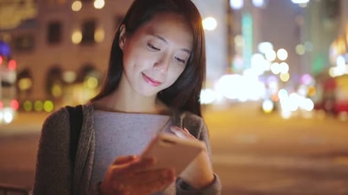 Message texte d'une femme sur son téléphone portable lors d'une soirée à Hong Kong