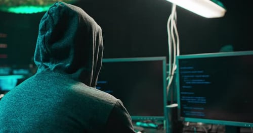 Tourné de l'arrière à un pirate informatique à capuchon s'introduisant dans les serveurs de données d'entreprise depuis son sous-sol