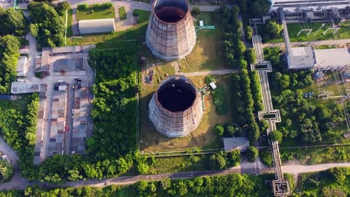 Drohnenflug in der Nähe von Wärmekraftwerk
