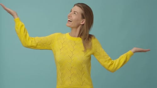 Mujer feliz en amarillo