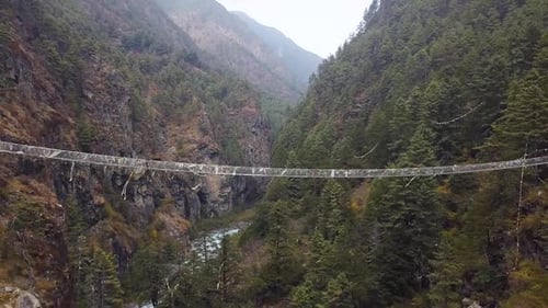Hängebrücke im Canyon. Nepal. Luftaufnahmen