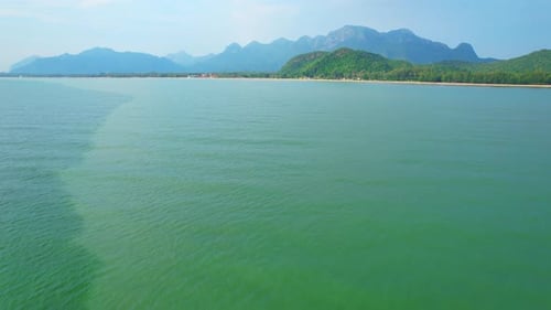 4K-Luftaufnahme der Drohnenbewegung auf wunderschönem Meer. Flug über den Ozean, offenes Meer.