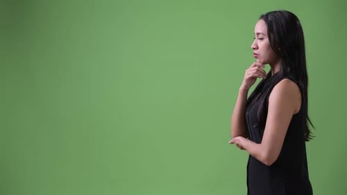 Profilansicht von Junge schöne asiatische Geschäftsfrau denkt