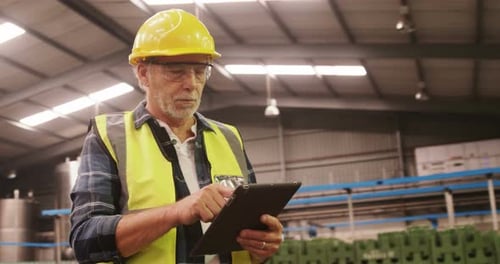 Mitarbeiter nutzen digitales Tablet
