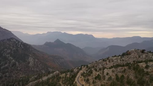 Les massifs montagneux des villes turques filmés sur un Drone