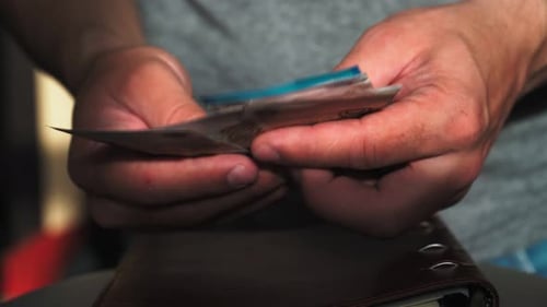 Gros plan. Le gars compte le reste de l'argent. Peut contenir des billets de banque. Crise financière