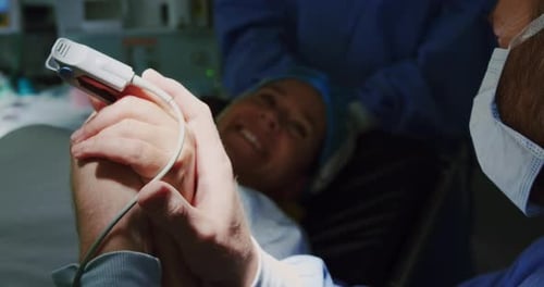 Gros plan d'un homme caucasien réconfortant une femme enceinte pendant le travail dans une salle d'opération 4k