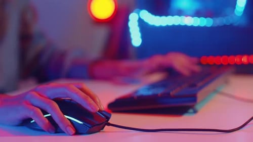 asiática girl gamer usa controlador de teclado e mouse para jogar videogame com computador com luz de néon.