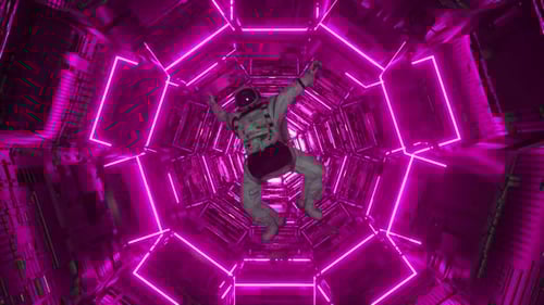 Astronaut fällt im Korridor eines Raumschiffs