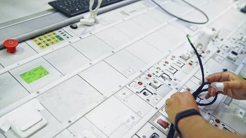 Hände Mitarbeiter bei der Herstellung der Verkabelung