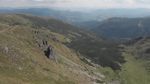 Malerischer Blick auf das Tal zwischen Bergen