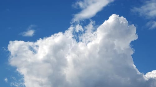 Nuages de pluie de cumulus brillants se déplaçant dans le ciel