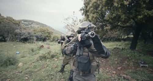 Escouade de soldats commando entièrement armés lors d'un combat dans un décor de forêt