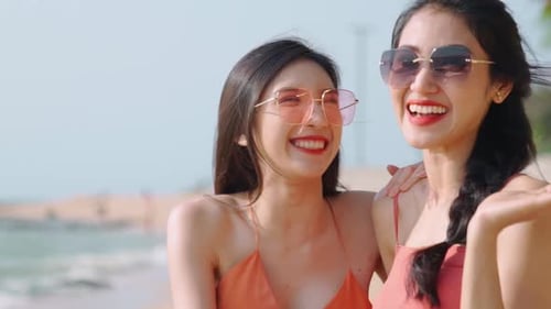 Zwei asiatische schöne Frauen fühlen sich glücklich