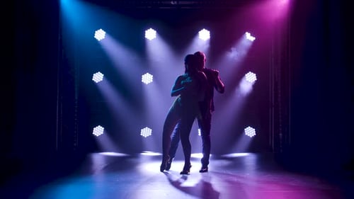 Concepto de danza social y relaciones. Silueta de joven y bella pareja bailando sensual