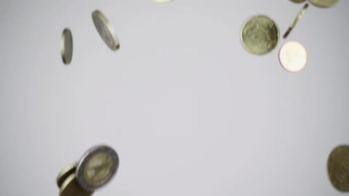 Pièces en métal tombant sur la table