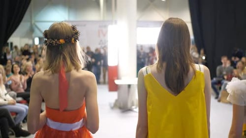 Quatre filles posant sur la scène du défilé de la Fashion Week