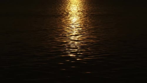 Strahlende Sonnenreflexion auf dem Wasser in der Lagune von Venedig
