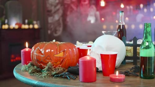 Jack-o-Lantern, crâne et autres décorations d'Halloween avant une grande fête