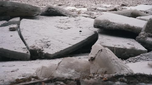 Enormes cargas de hielo flotan en el río Ogre, Letonia. Stedicam Shot 4K