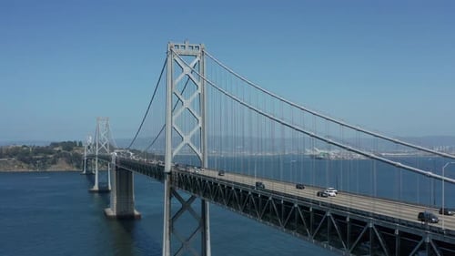 Verkehr auf der Brücke
