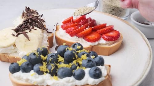 Vegetarische Fruchttoasts zum Frühstück kochen.
