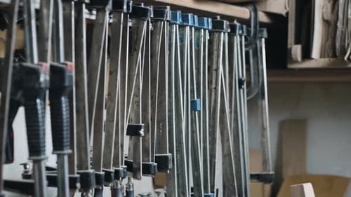 De nombreuses pinces différentes dans l'atelier de menuiserie