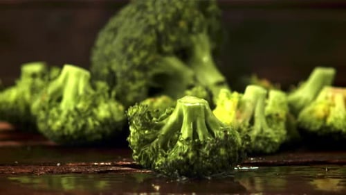 Ralenti, le brocoli tombe sur la table