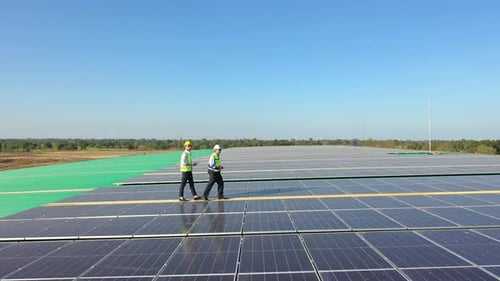 Ingeniero profesional 4K que usa tabletas que mantienen los paneles de células solares juntos en la azotea del edificio.