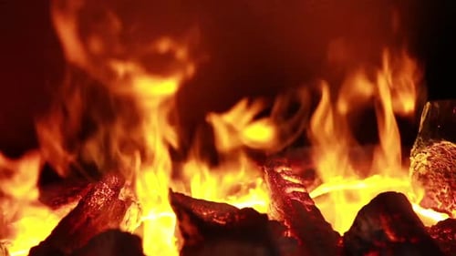La cheminée et la flamme rouge brillent