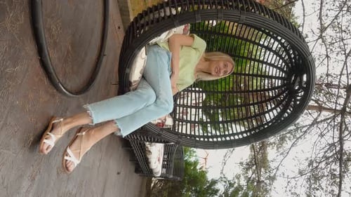 Belle jeune femme caucasienne blonde en peignoir est assise sur les toilettes,