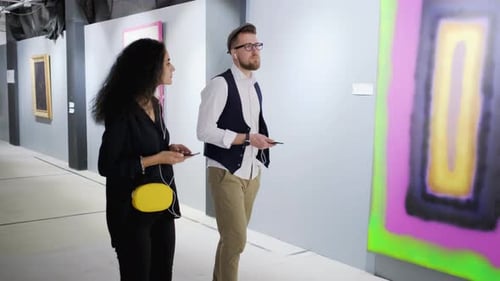 Los visitantes de la Exposición de Pintura Moderna escuchan los comentarios de la Audioguía