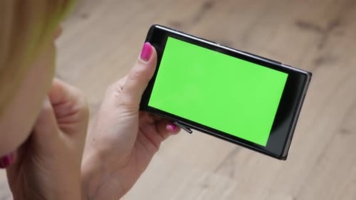 Moderne Frau hält Greenscreen-Display Handy 4K 2160p 30fps UltraHD-Video - Weiblich r