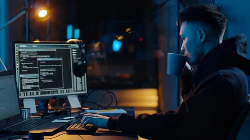 Hacker utilisant un ordinateur pour une cyberattaque de nuit 1