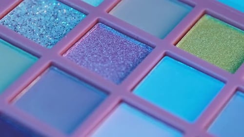 Schminken Sie die helle, farbenfrohe Lidschatten-Palette in Neonlicht.