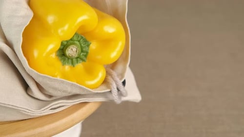 Verduras naturales en bolsas de hilo