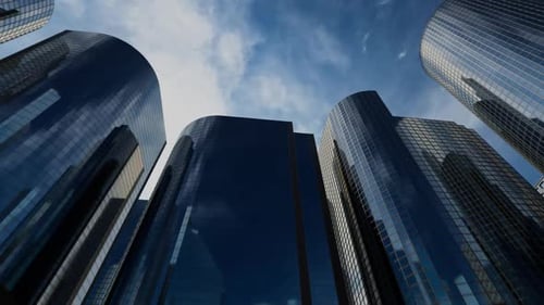 La cámara del centro de negocios desciende lentamente a lo largo de los rascacielos con espejos