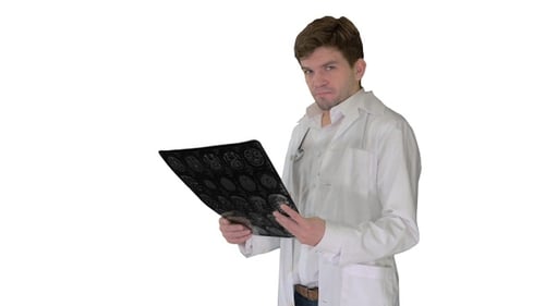 Médico masculino molesto mirando una radiografía, una imagen de resonancia magnética y observando