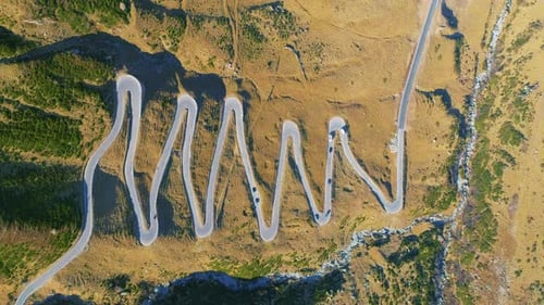Vista aérea acima da passagem em ziguezague de Splügen, Suíça, estrada panorâmica de montanha alpina