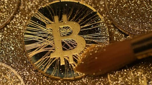 La brosse à fourrure macro nettoie les paillettes sur le modèle de pièce du système Bitcoin