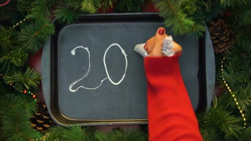 Ano de escrita à mão feminina de 2020 com creme na assadeira