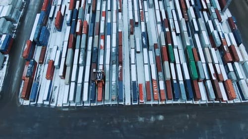 Luftaufnahme des Industriehafens mit Containerschiff